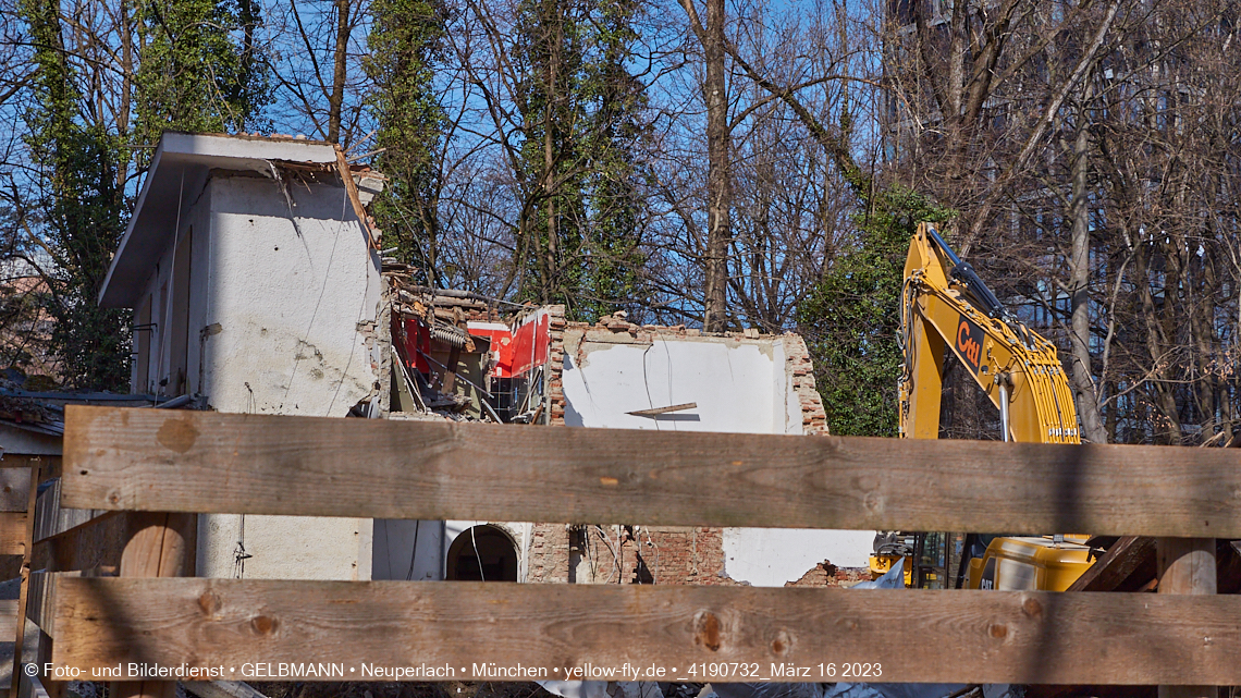 16.03.2023 - Die Crux der schwarzen Aluschindeln